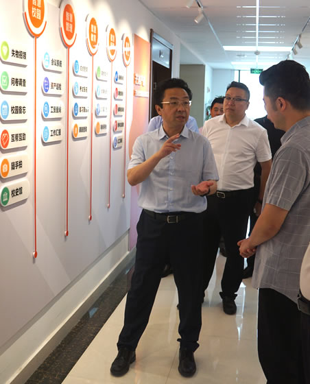 总裁闫皓向各位领导介绍公司 总裁闫皓向各位领导介绍公司