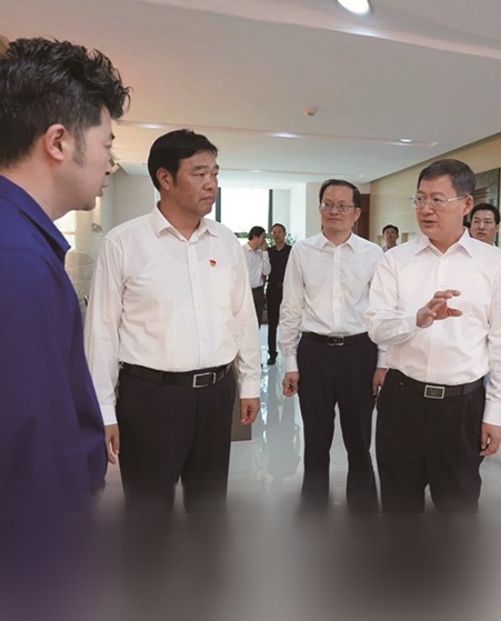 总裁闫皓向各位领导介绍公司 总裁闫皓向各位领导介绍公司
