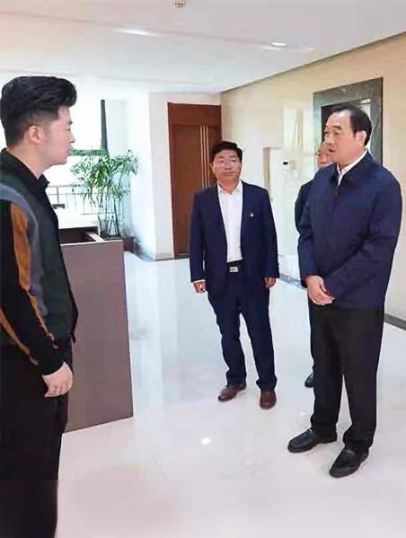 总裁闫皓向市委书记一行介绍公司 总裁闫皓向市委书记一行介绍公司